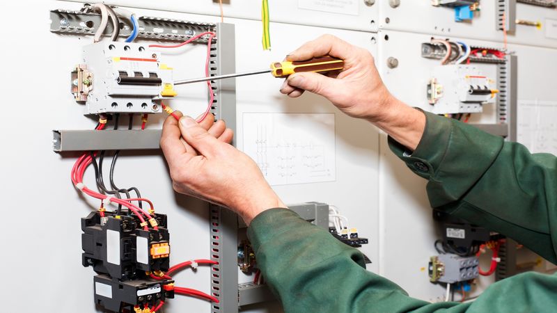 Hire Electricians in Bradenton FL When You Require Troubleshooting Done