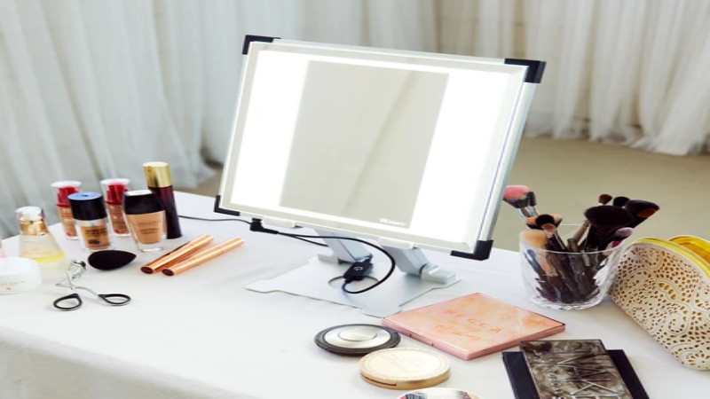 What Qualities do Artists Want in the Best LED Makeup Mirror